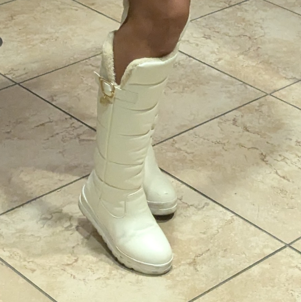 Botas - Picture 3 of 4